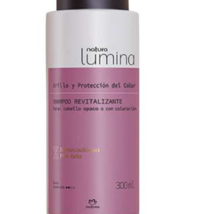 Con acción antidecoloración, trata la cutícula formando un película protetora contra agresiones externas y rayos UV. Exclusiva combinación de activos que protege y revitalizan el cabello profundamente. Cabellos con color radiante y brillo intenso desde la 1ra aplicación*. *beneficios comprobados con el uso de la línea completa. Shampoo Lumina Revitalizante Retira los residuos del día a día que se acumulan en el cabello. Cabellos 3x más luminosos. Prolonga el color por hasta 12 semanas.